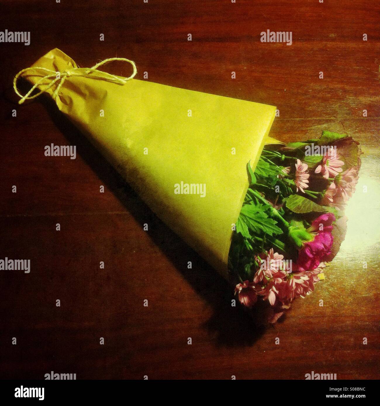 Bouquet von frischen Blumen - Smartphone-aufgenommenes Stockfoto
