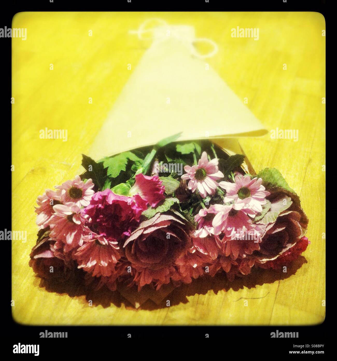 Bouquet von frischen Blumen - Smartphone-aufgenommenes Stockfoto