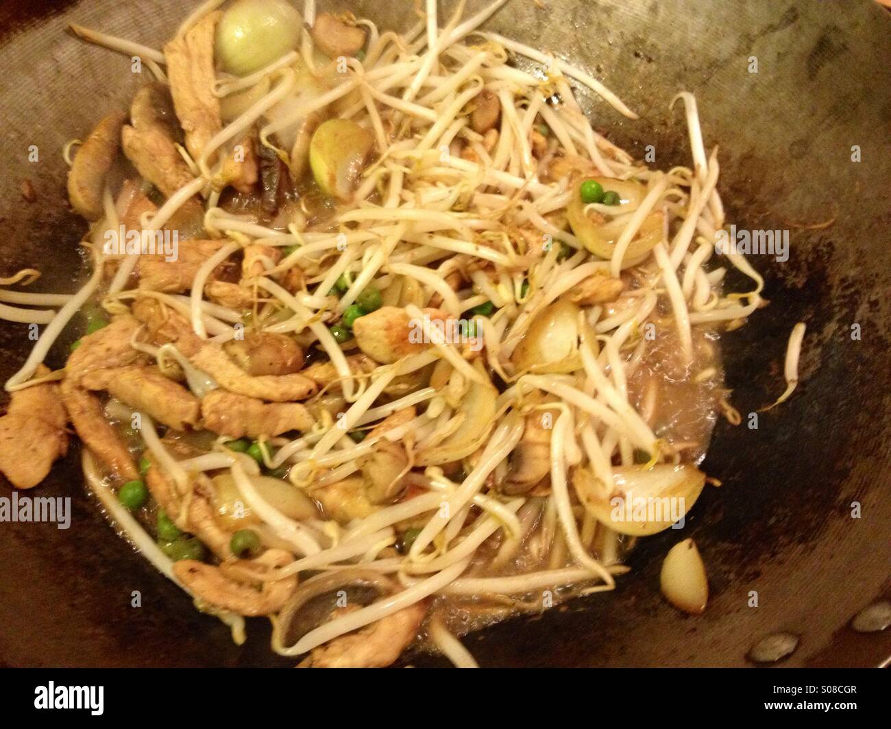 Huhn Chop Suey Kochen im Wok Stahl - Smartphone-aufgenommenes Stockfoto