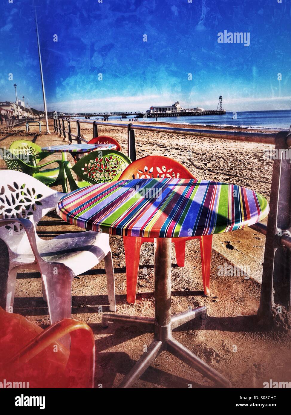 Tisch und Stühle im Bournemouth Promenade mit Pier in der Ferne Stockfoto