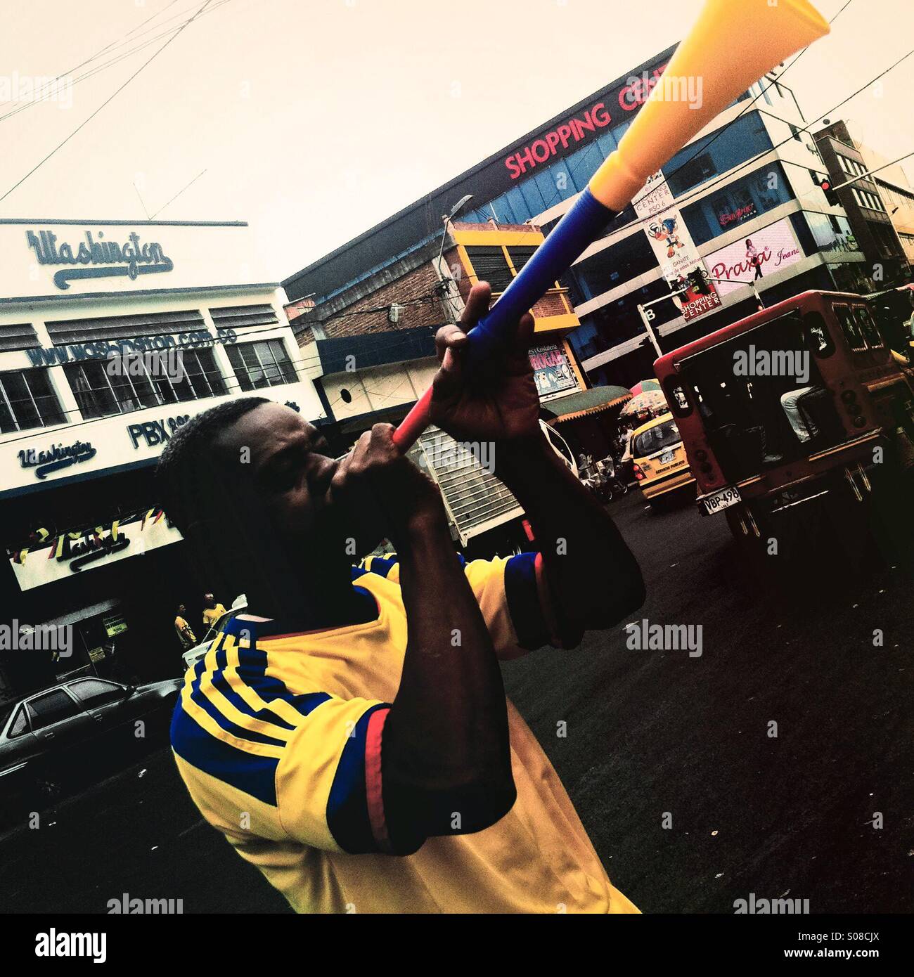 Eine kolumbianische Fußball-Fan spielt eine Vuvuzela auf der Straße von Cali, Kolumbien, 24. Juni 2014. Stockfoto