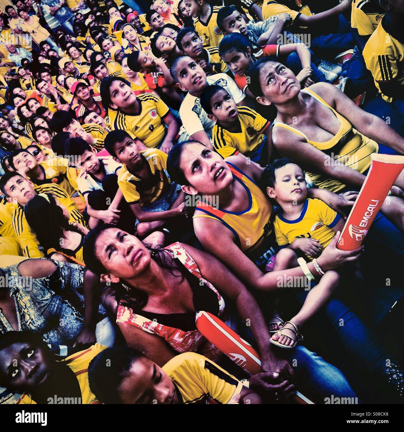 Kolumbien-Fußball-Fans sehen das Spiel zwischen Kolumbien und Uruguay bei der FIFA WM 2014, in einem Park in Cali, Kolumbien, 28. Juni 2014. Stockfoto