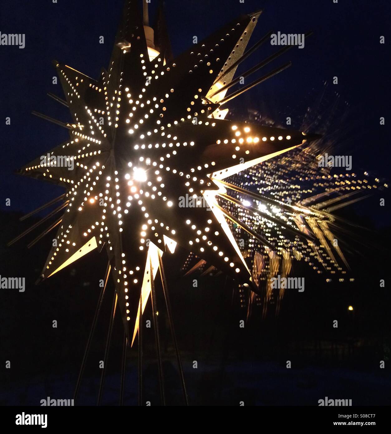 Beleuchtete Weihnachten Sterne hängen als Weihnachtsdekoration in einem Fenster. Stockfoto