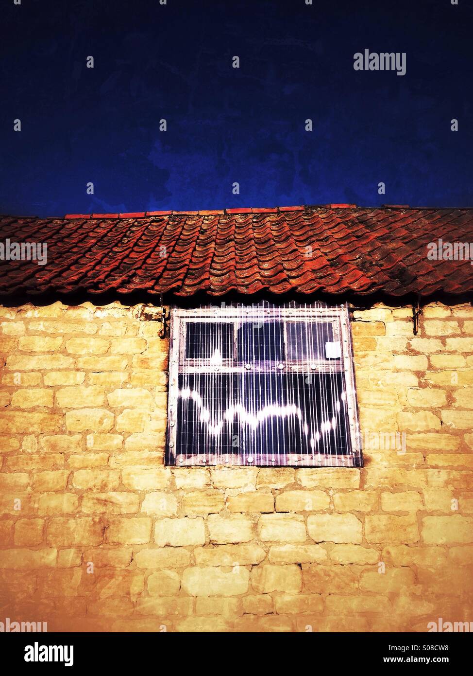 Sonne auf einem Kunststoff-Scheune-Fenster. Sudbrook, Lincolnshire, England. Stockfoto