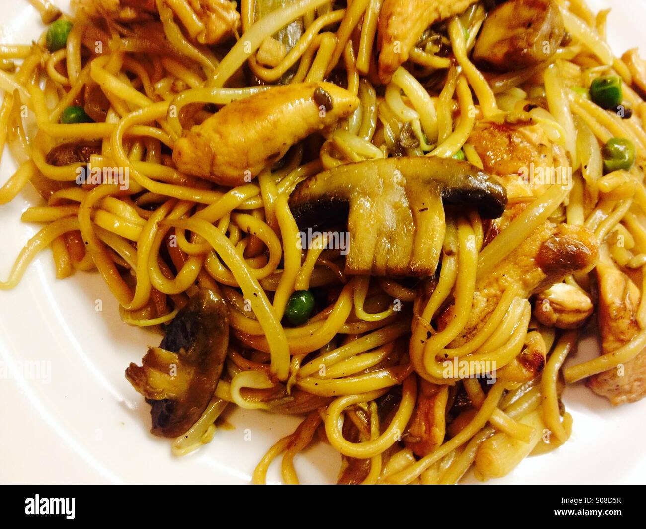 Auf einem weißen Teller serviert Huhn Chow mein - Smartphone-aufgenommenes Stockfoto