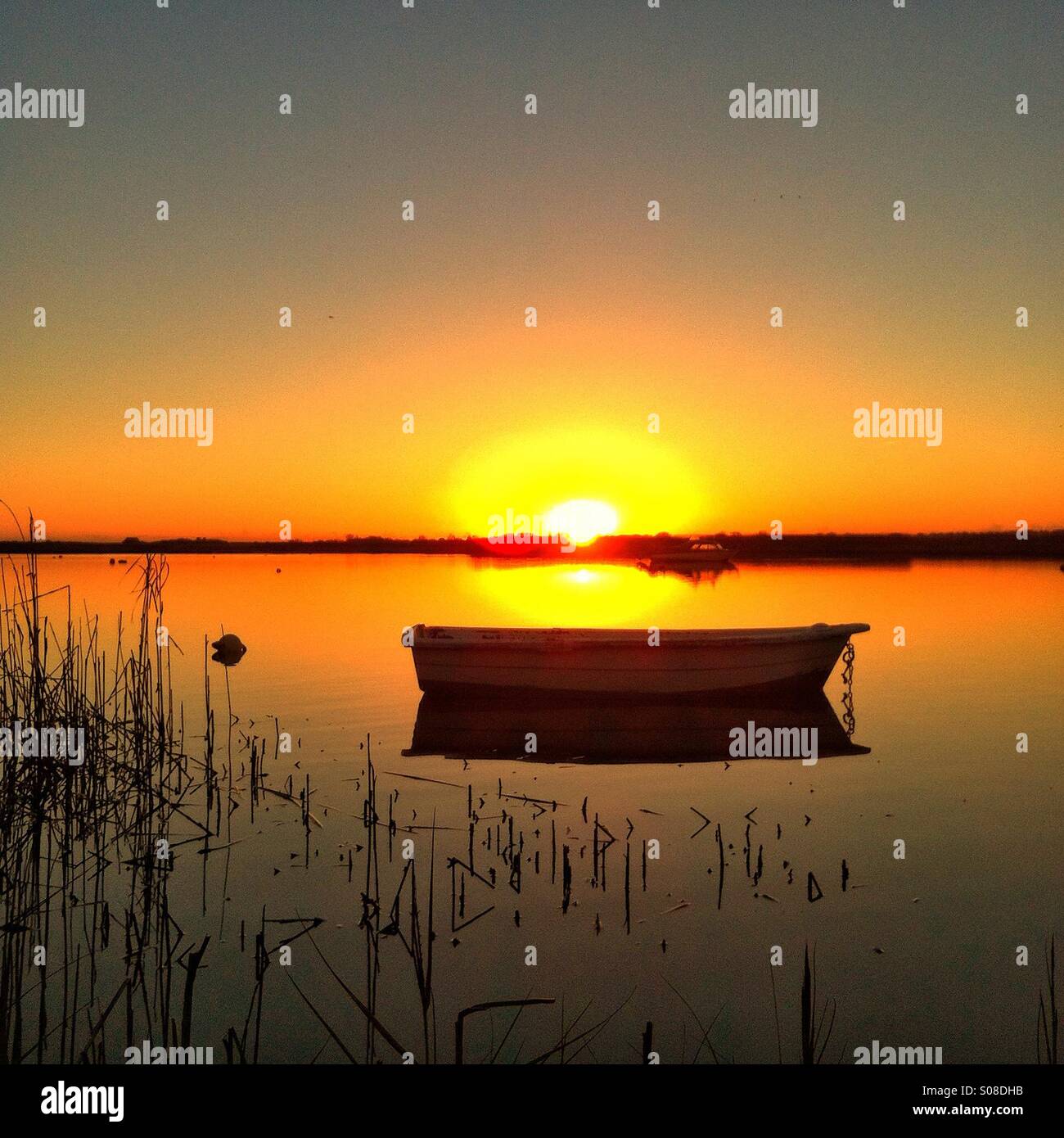 Sonnenuntergang über Schlauchboot bei Fishermans bank Stockfoto