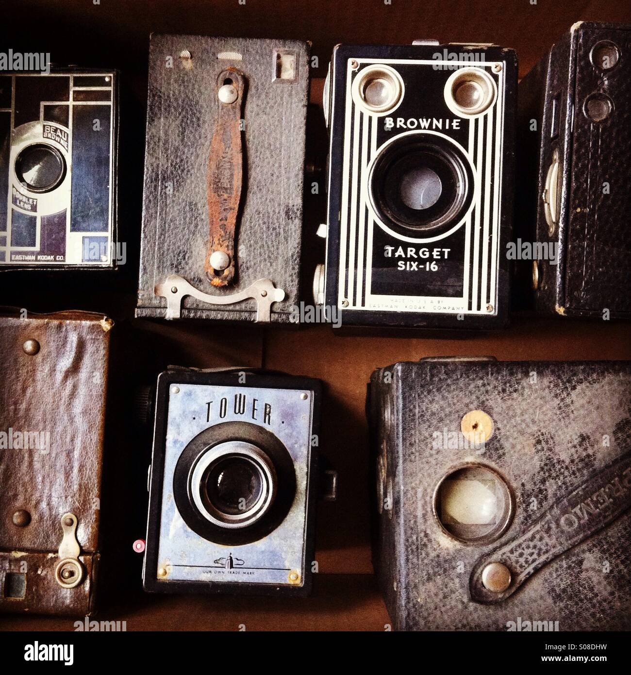 Eine Sammlung von alten Box-Kameras, darunter auch ein Turm und Brownie. Stockfoto