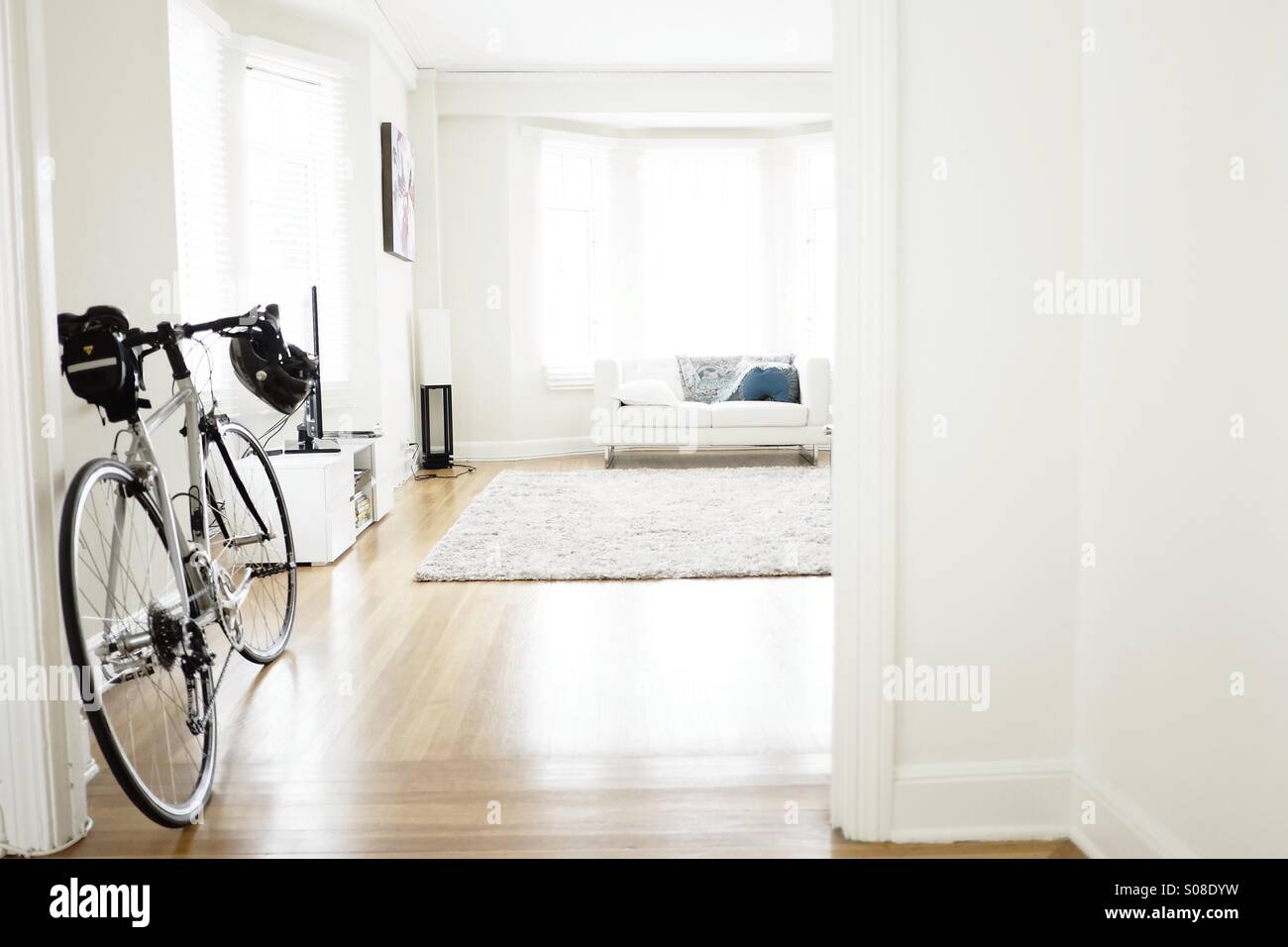 Cooles Design-Hipster-Apartment im Morgenlicht - Smartphone-aufgenommenes Stockfoto