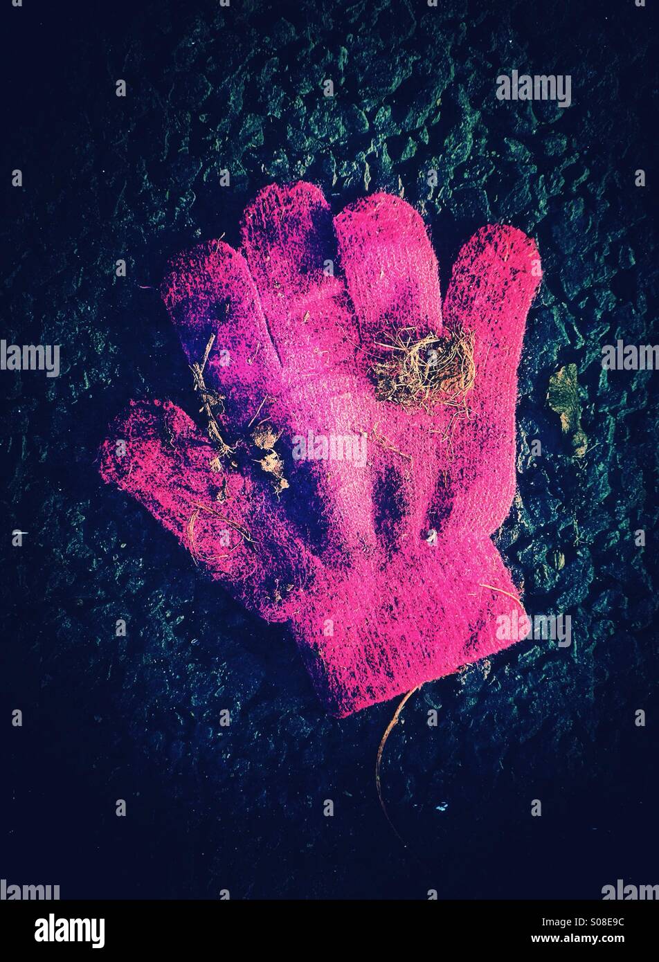 Verloren - eine Tiefe Taille des Kindes rosa Handschuh Stockfoto