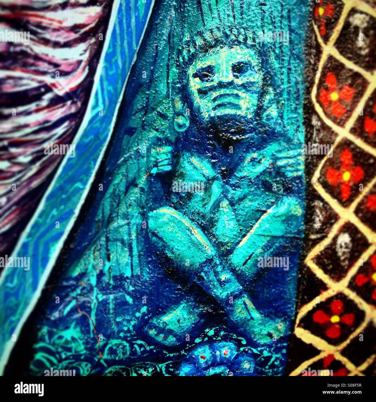 Mexikanische Xochipilli, Göttin der Blumen, Tanz und Musik während der Parade Alebrijes Monumentales in Reforma Avenue, Mexico City, Mexiko. Kunstwerk namens Ometeotl Künstlers Carlos Kevin Orduña - Smartphone-aufgenommenes Stockfoto