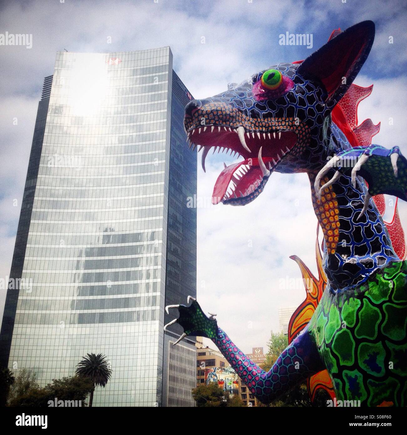 Ein Papier Pappmaché Skulptur eine fantastische Tier- und Skyscrapper bei der Parade Alebrijes Monumentales in Reforma Avenue, Mexico City, Mexiko. Kunstwerk namens El Lobo Künstlers Miguel Linares Mendoza - Smartphone-aufgenommenes Stockfoto