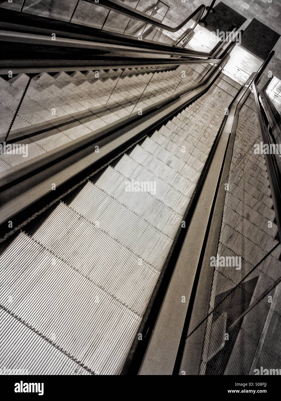 Die Rolltreppe in einem leeren Gebäude hinunter. Stockfoto