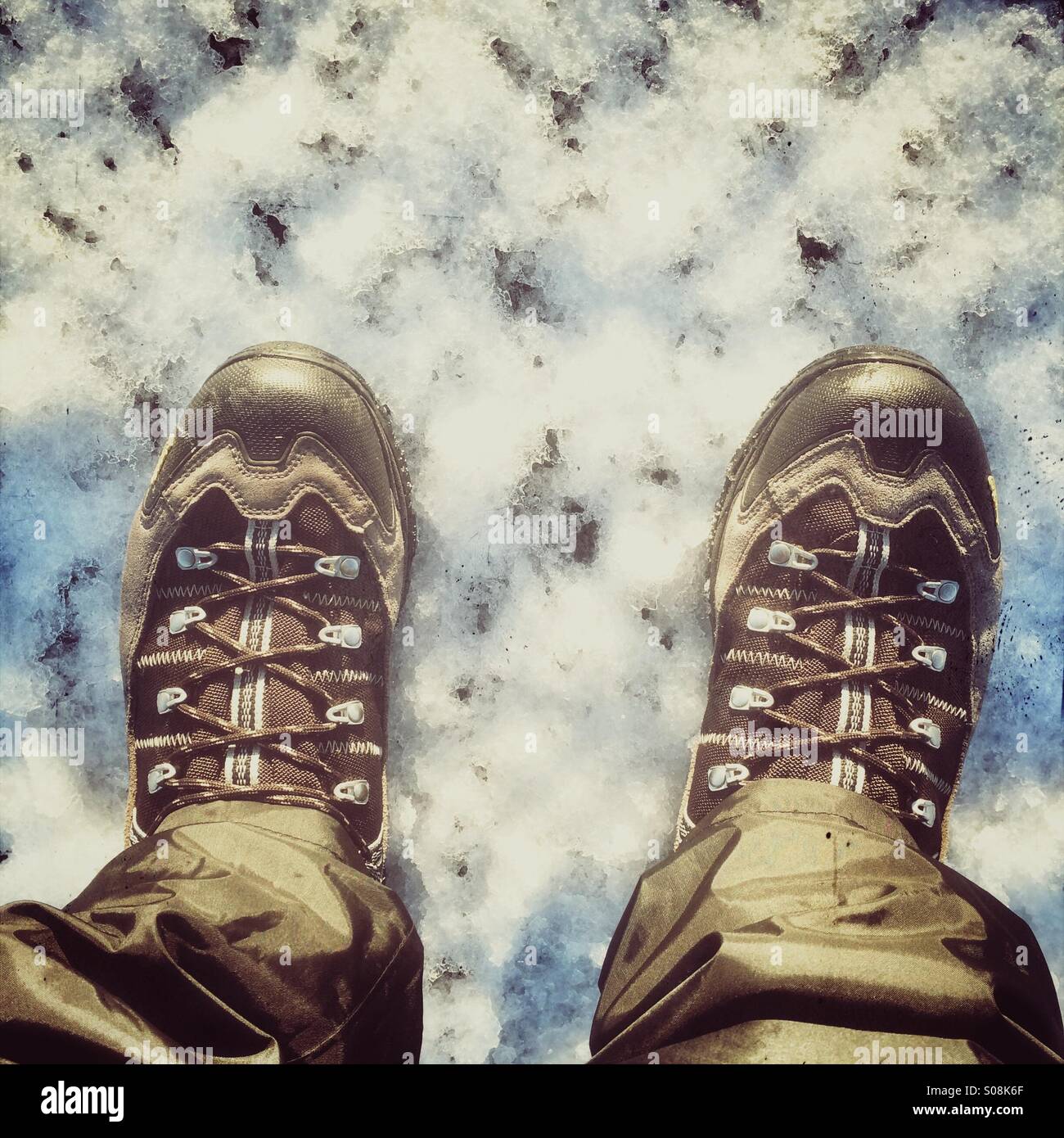 Ein Mann im Schnee mit Bergwandern Stiefel auf Stockfoto