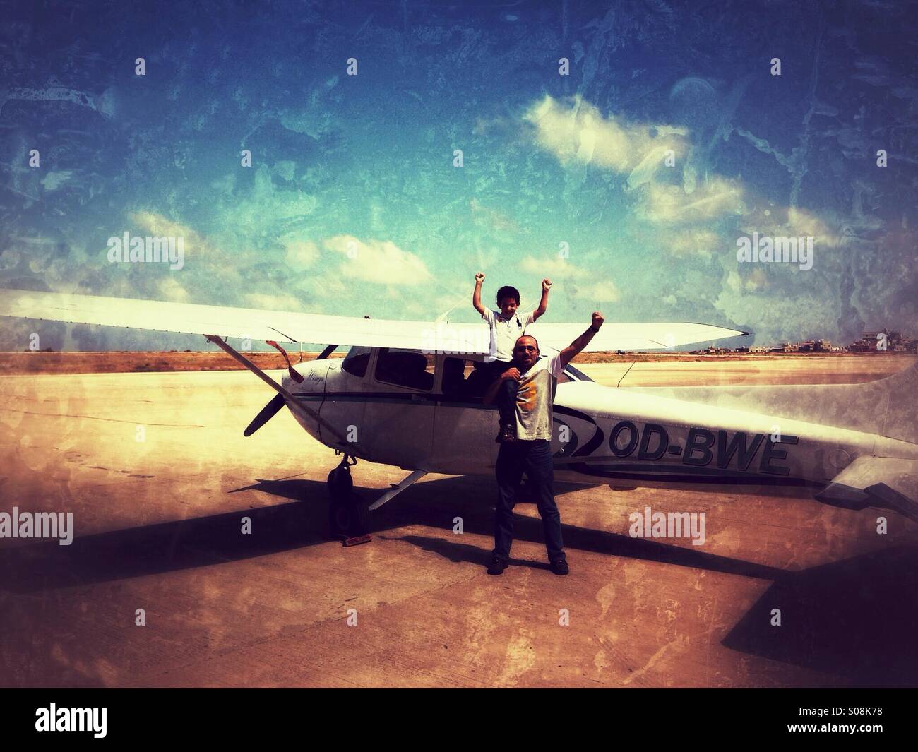 Kind mit seinem Vater Erziehung ihrer Hände - Gewinner - Smartphone-aufgenommenes Stockfoto