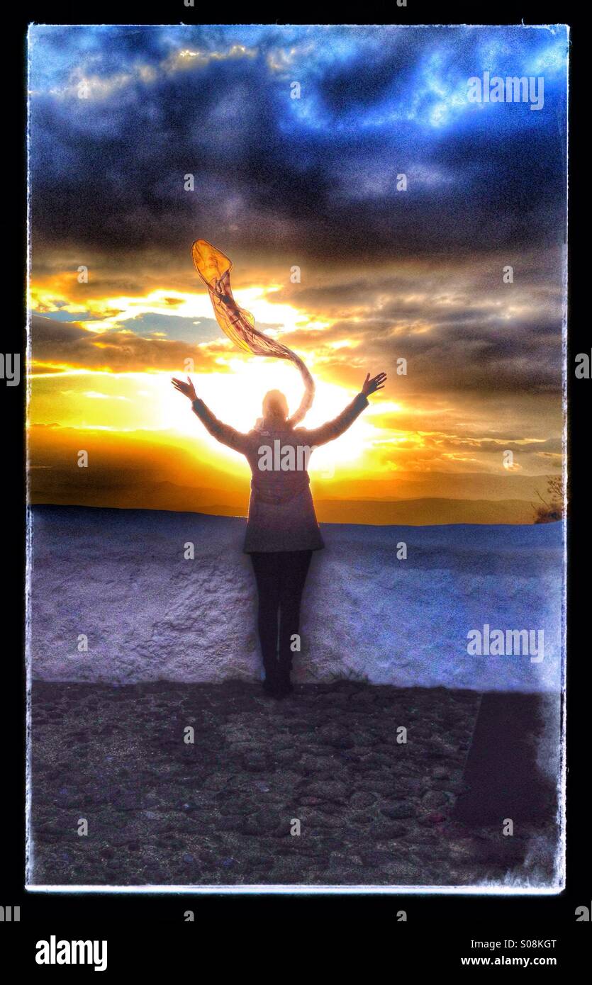 Frau mit Schal, Sonnenuntergang Stockfoto