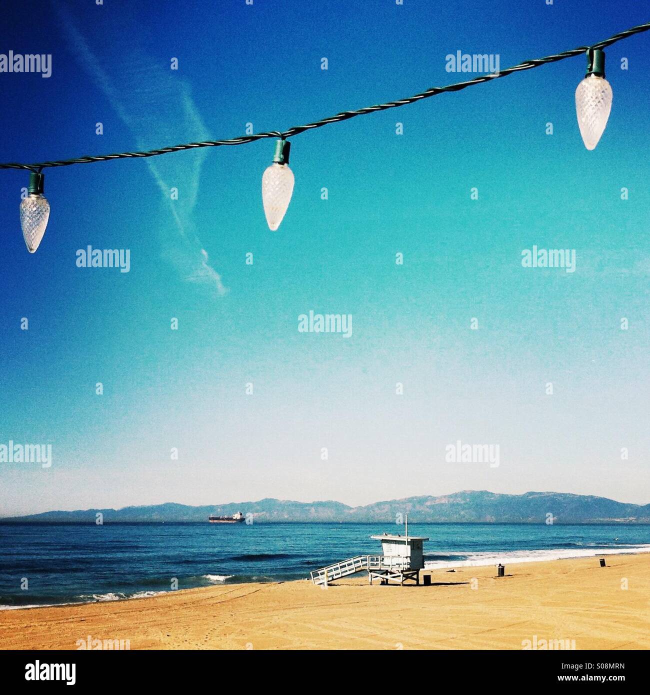 Weihnachtslichter hängen an der Manhattan Beach Pier. Manhattan Beach, Kalifornien USA. Stockfoto