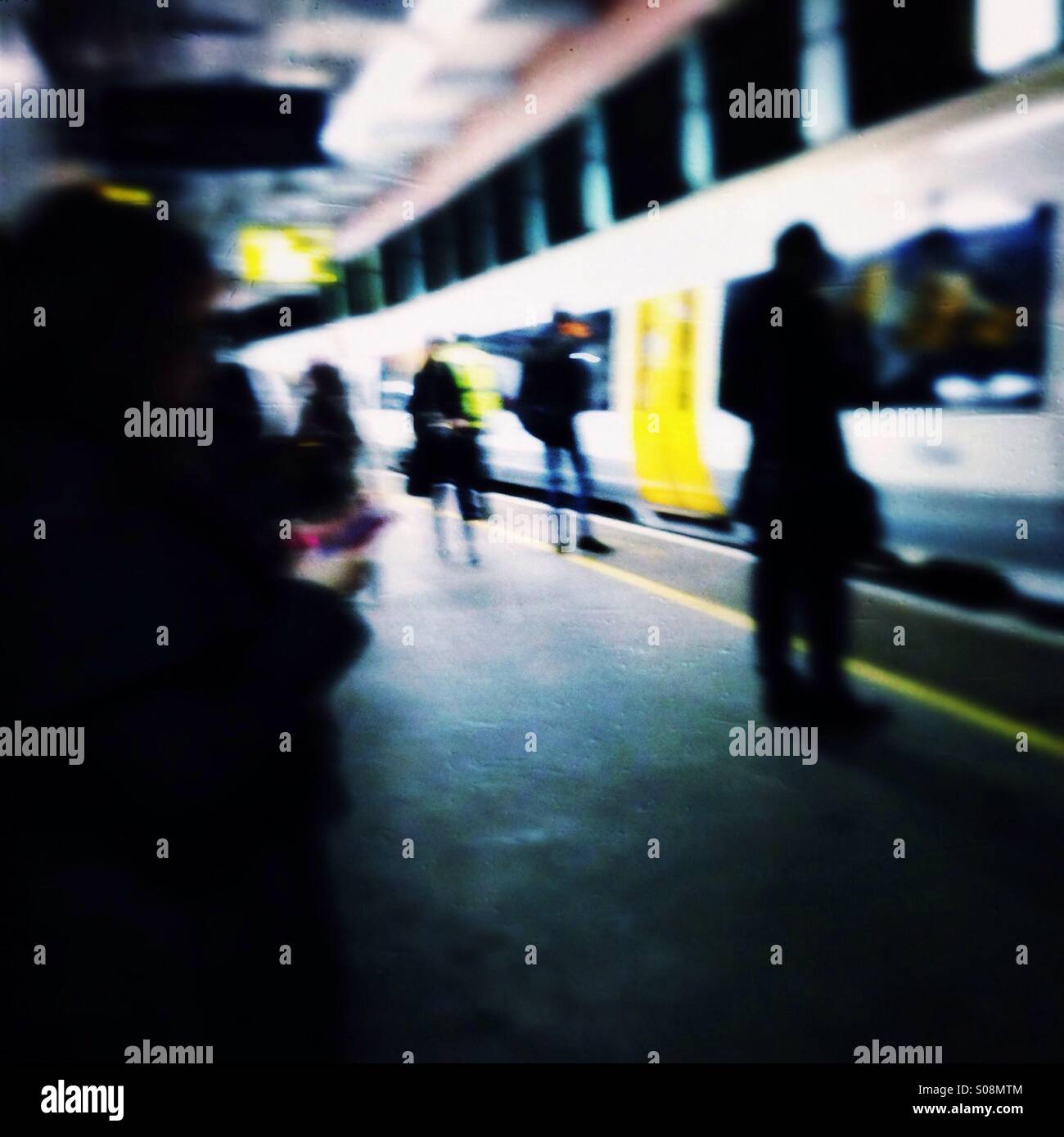Pendler warten auf Züge am Bahnhof London Bridge Stockfoto