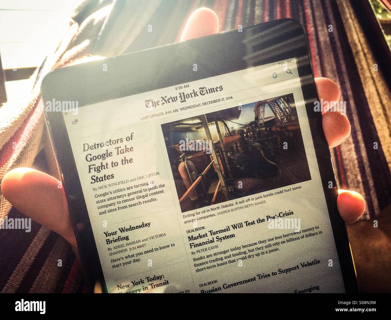 New York Times auf dem Ipad in Hängematte Stockfoto New York Times auf dem Ipad in Hängematte Stockfoto