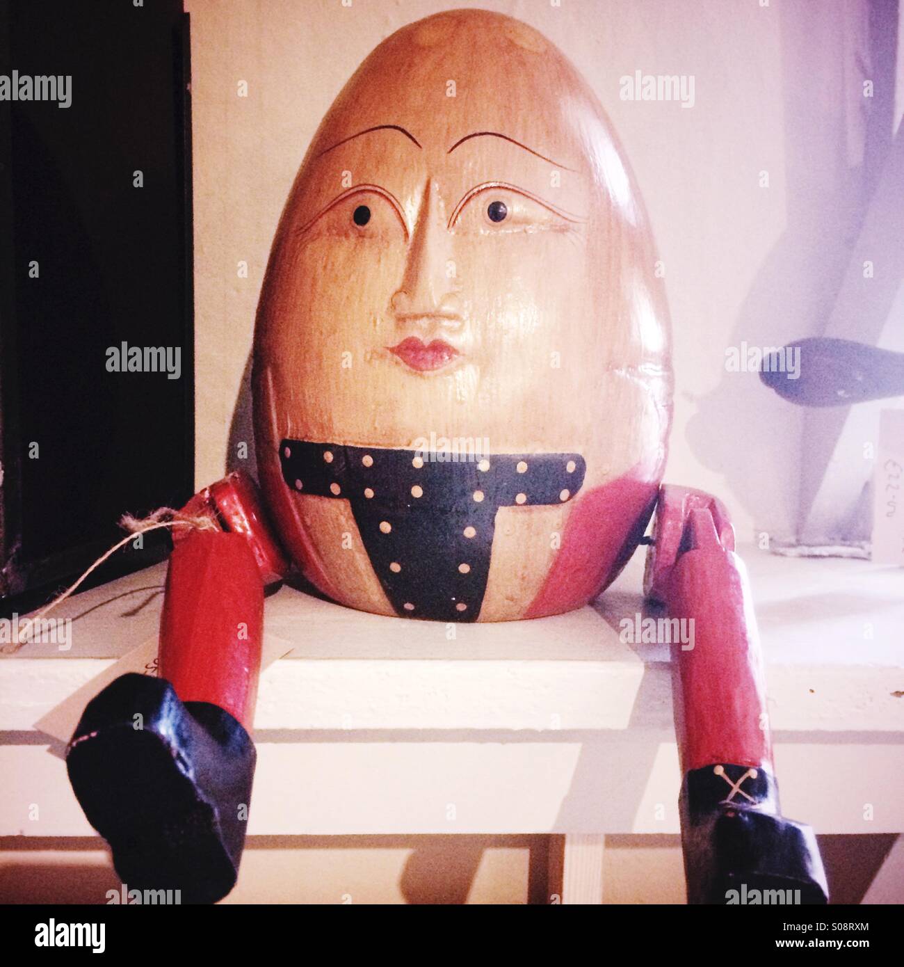 Humpty Dumpty Angst vor einem großen Sturz aus einem Regal in einem Vintage-Shop in Hexham, Großbritannien. Stockfoto