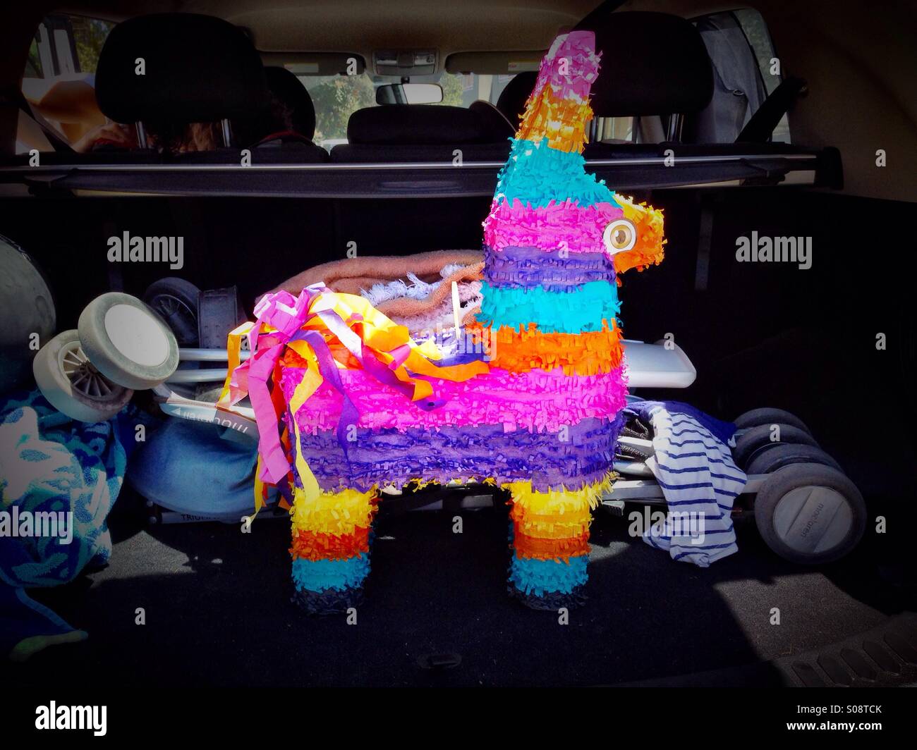 Piñata im Kofferraum eines Autos Stockfoto