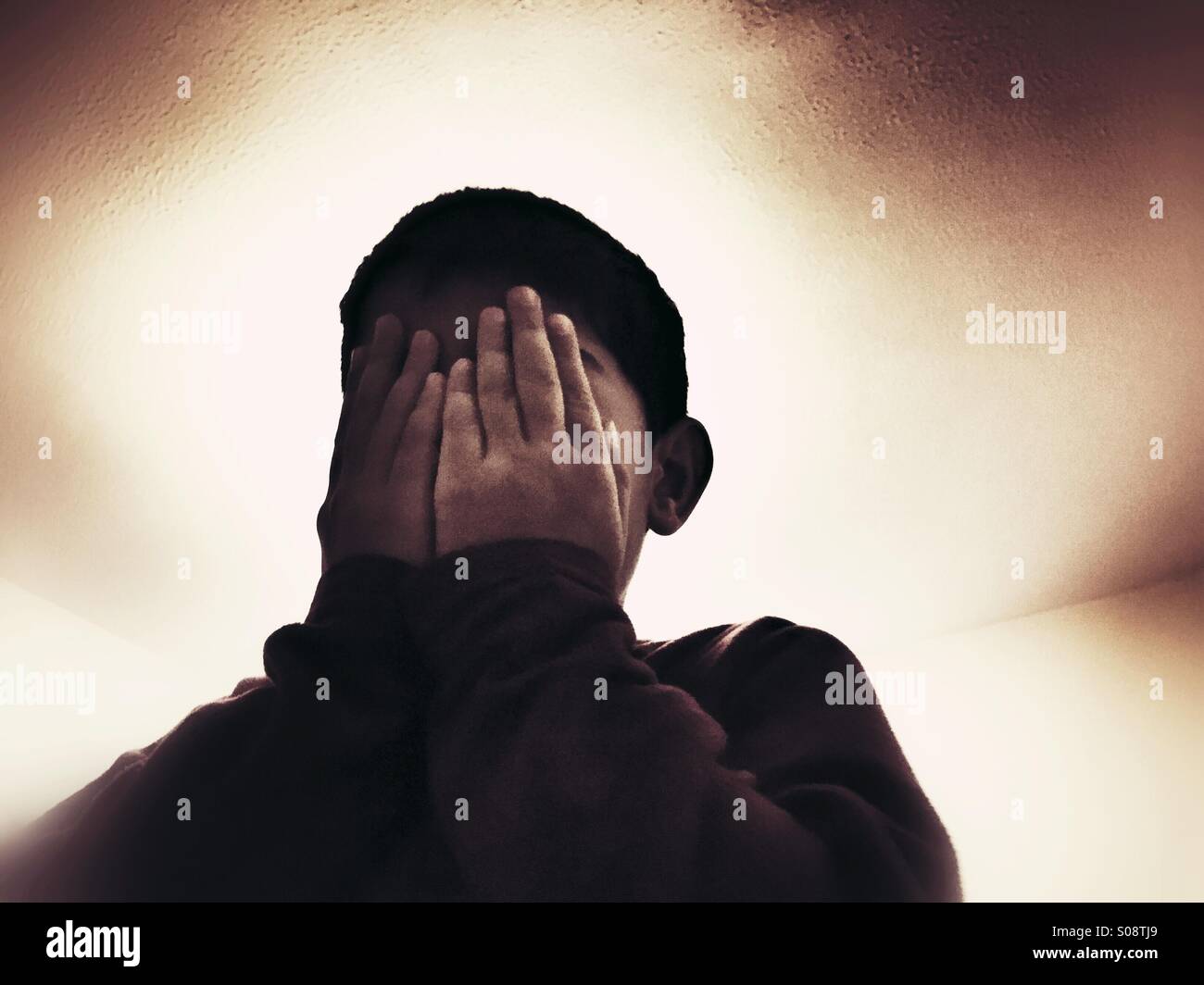 Angst vor jungen Gesicht in Händen versteckt Stockfoto