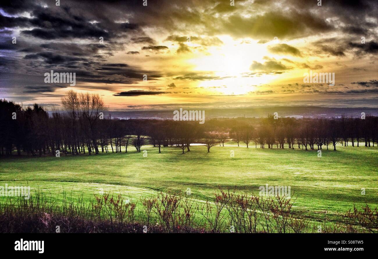 Sonnenuntergang über Golfplatz im Haigh Hall Country Park in Wigan - Smartphone-aufgenommenes Stockfoto