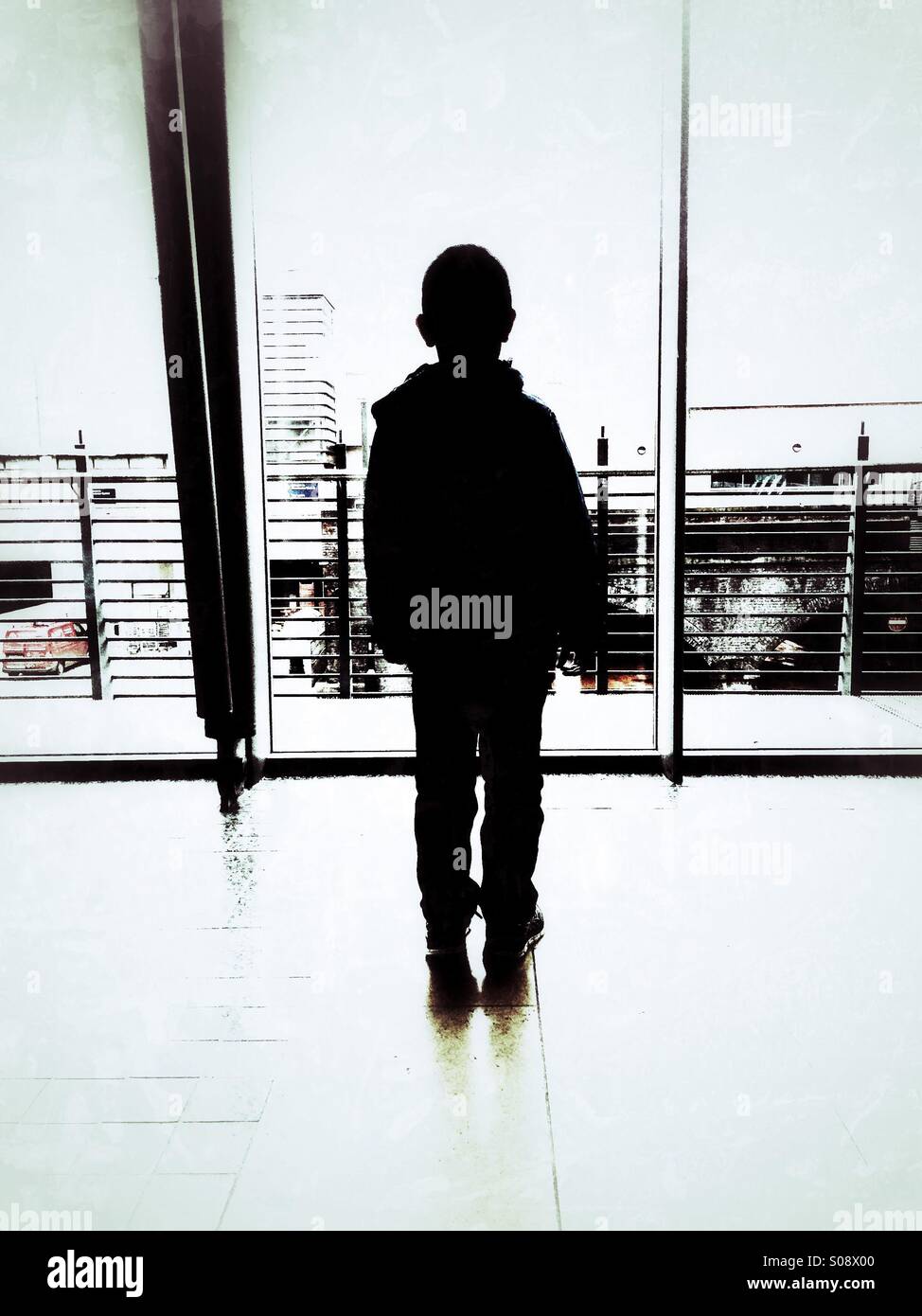 Junge stand innerhalb eines Gebäudes - Smartphone-aufgenommenes Stockfoto