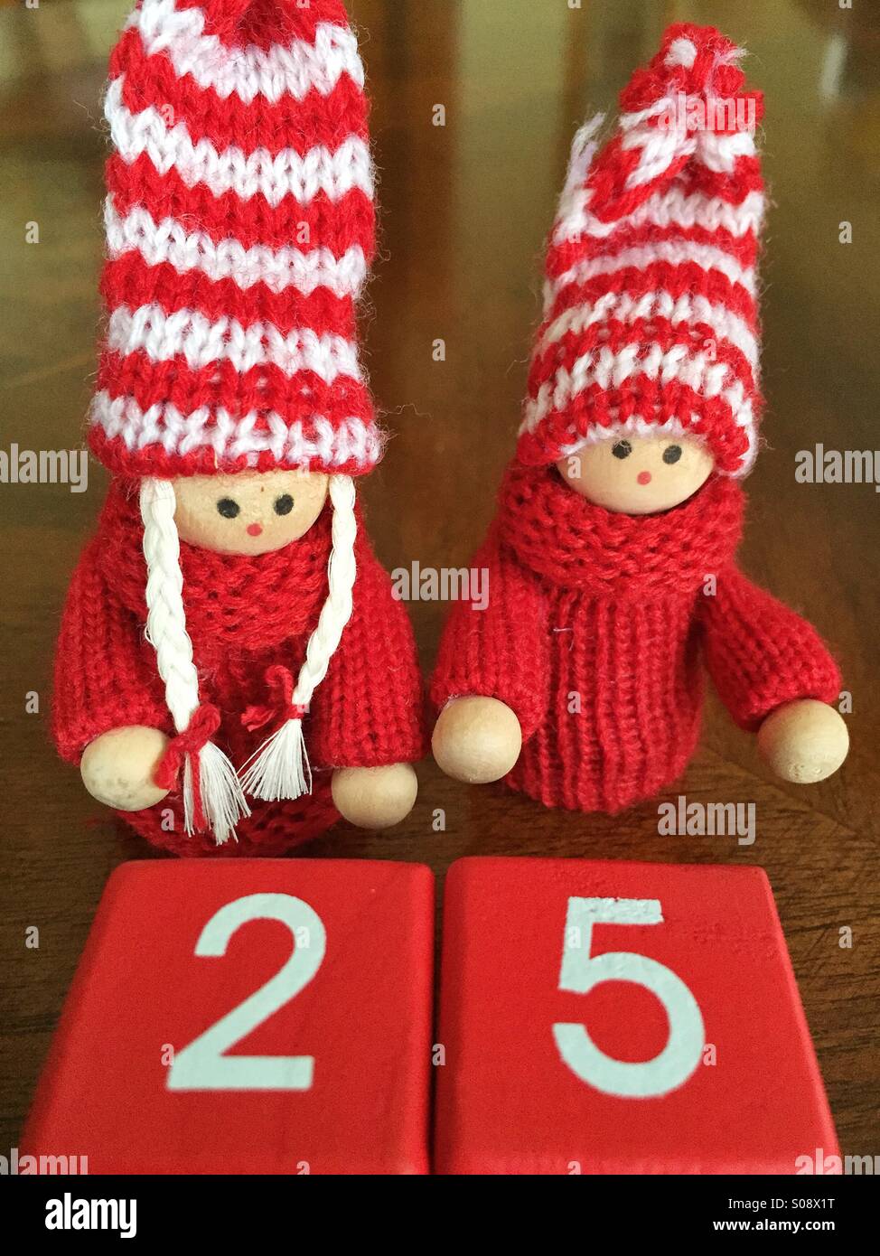 25 Dezember, Weihnachtstag mit ornamentalen Puppen warten Stockfoto