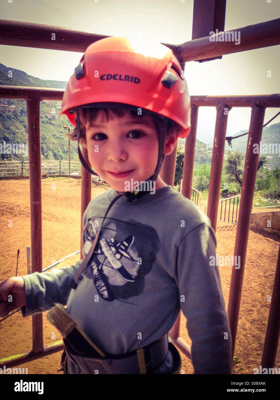 Kind mit Helm - Smartphone-aufgenommenes Stockfoto