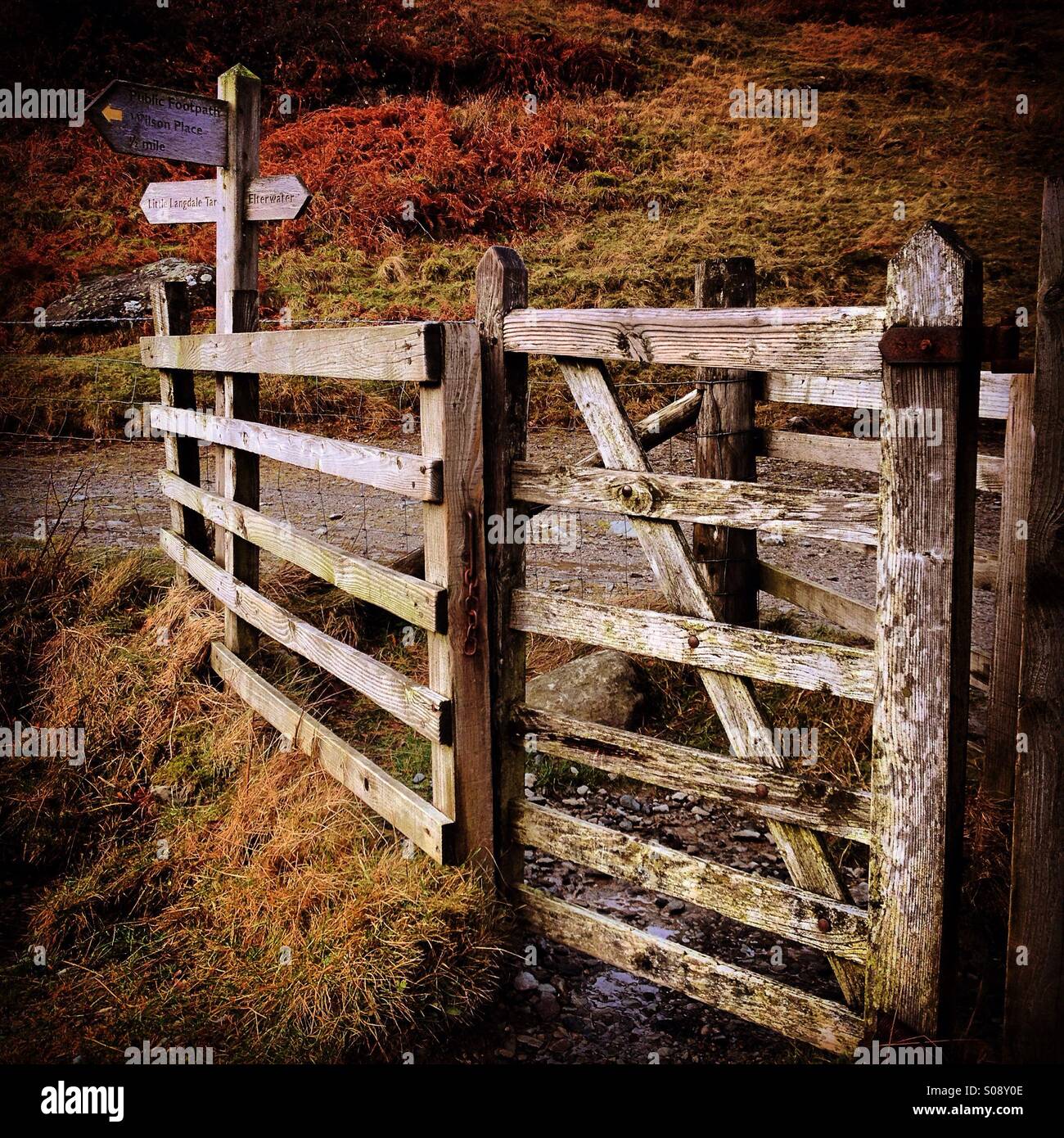 Küssende Tor auf öffentlichen Fußweg, Nationalpark Lake District, Cumbria, England, UK - Smartphone-aufgenommenes Stockfoto