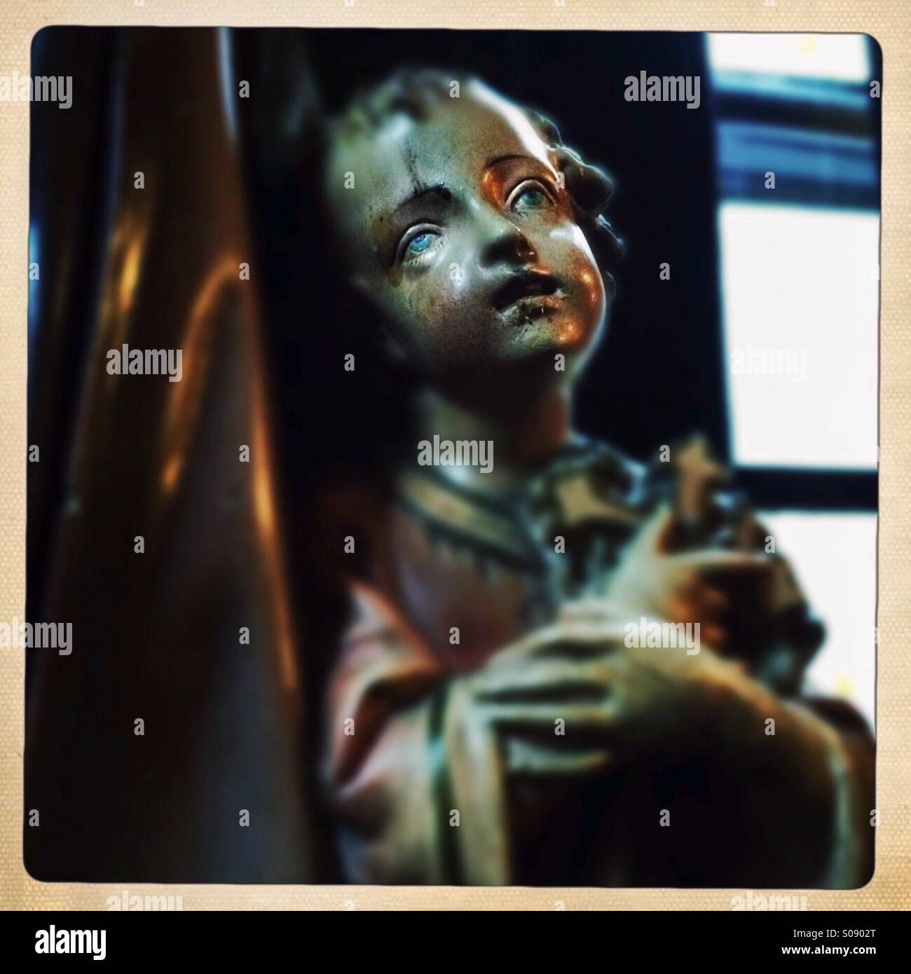 Statuen von Heiligen, die Dekoration der Bar Het Elfde Gebod (das elfte Gebot). Antwerpen. - Smartphone-aufgenommenes Stockfoto