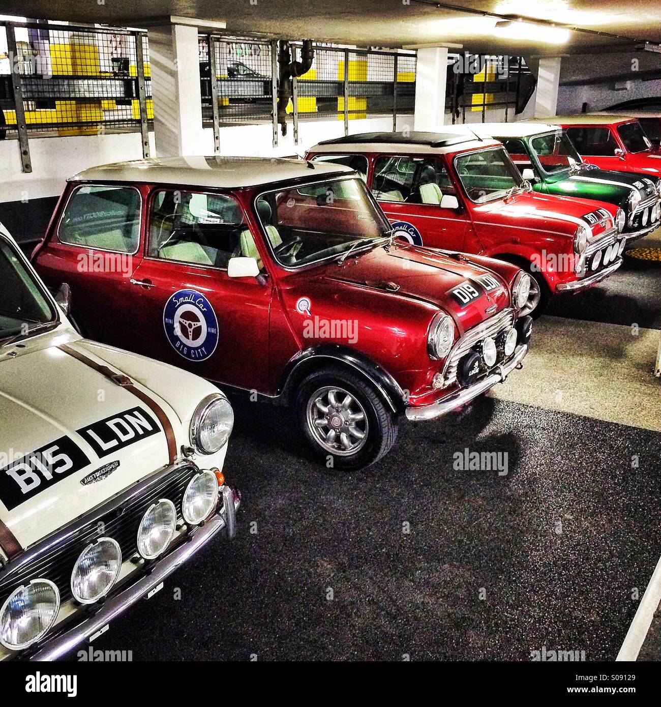 eine Gruppe von Italian Job Minis in einem London-carprak Stockfoto