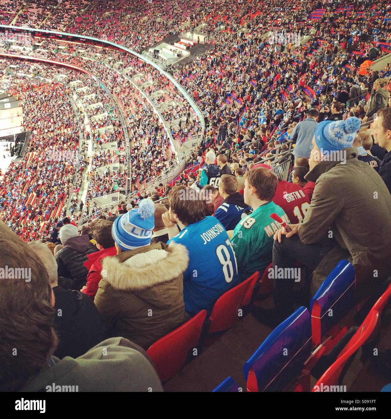 Sportliche Publikum beobachten NFL im Londoner Wembley-Stadion Stockfoto