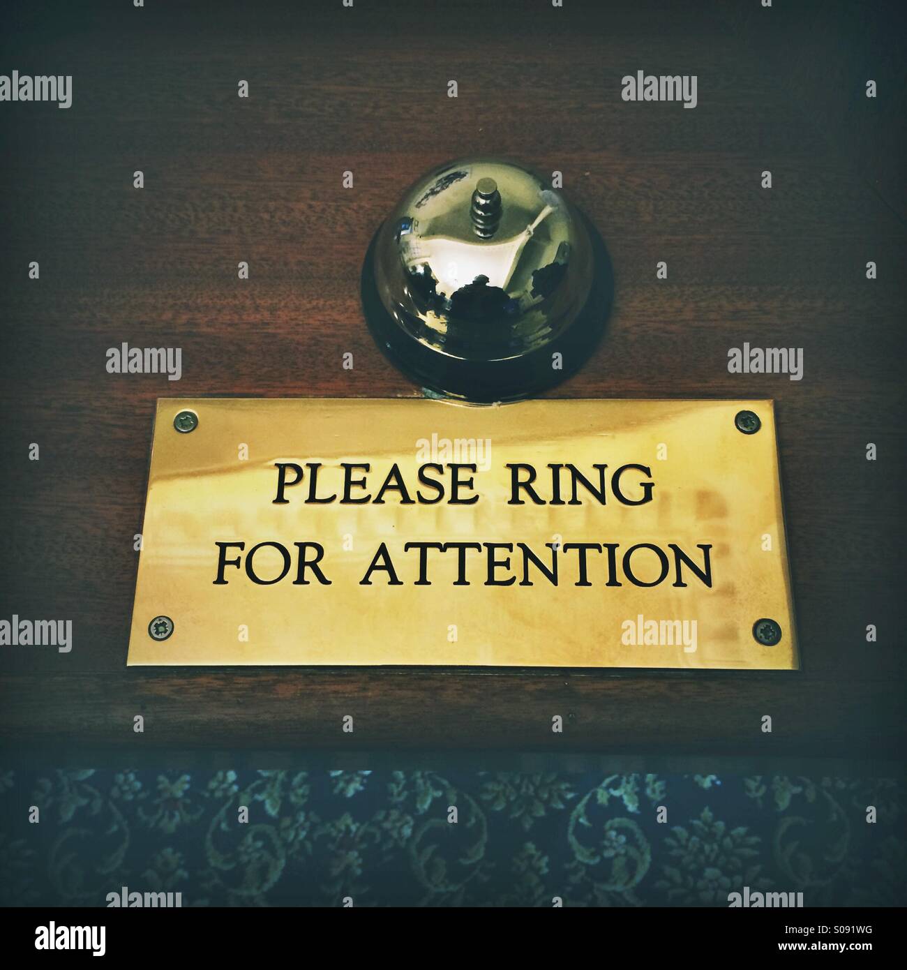 Bitte Ring für Zeichen der Aufmerksamkeit und Bell auf eine Hotel-Rezeption Stockfoto