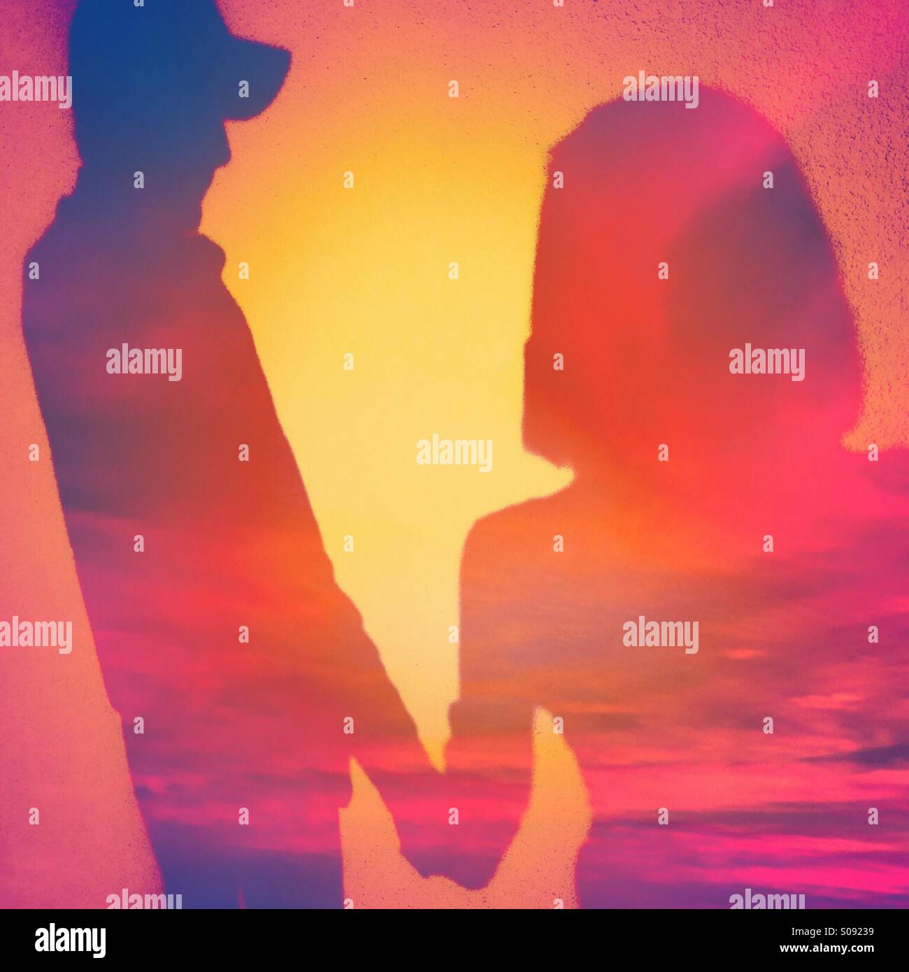 Doppelbelichtung Konzept des Paares zusammen sterben und in den Himmel - Smartphone-aufgenommenes Stockfoto