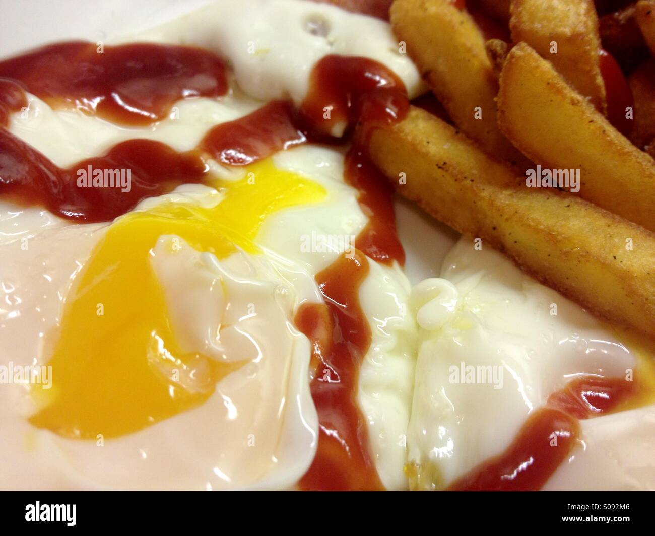 Ei und Chips mit Tomaten-ketchup Stockfoto