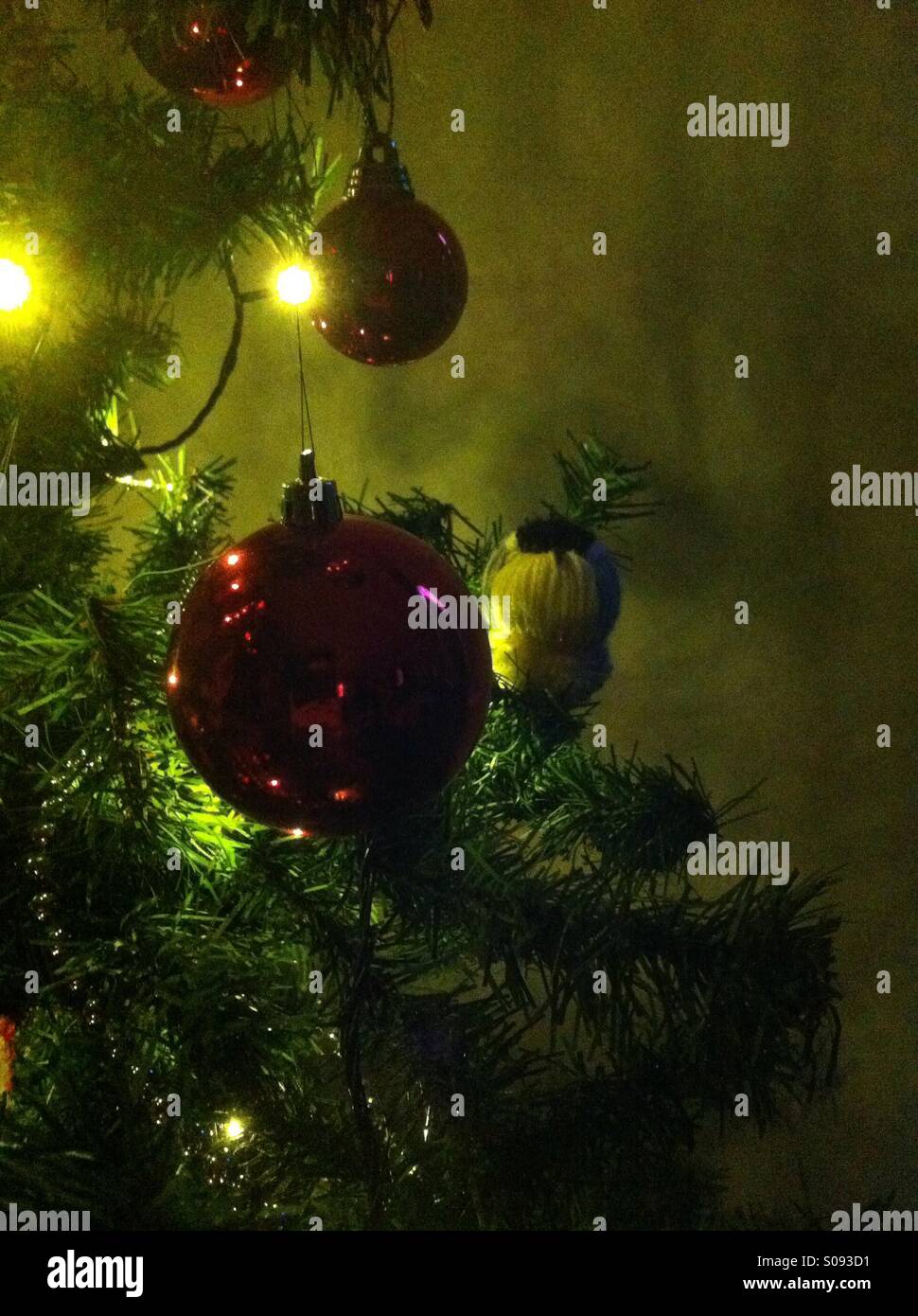 Weihnachtsbaum mit Schmuck und zuhause genäht Gimpel/Pyrrhula Pyrrhula Stockfoto