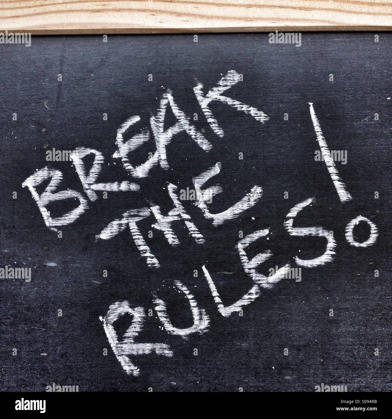 Die Phrase Break The Rules auf eine Tafel geschrieben Stockfoto