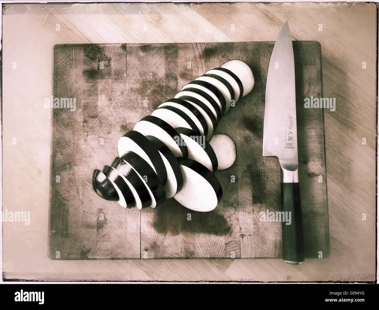 In Scheiben geschnittenen Auberginen - Smartphone-aufgenommenes Stockfoto