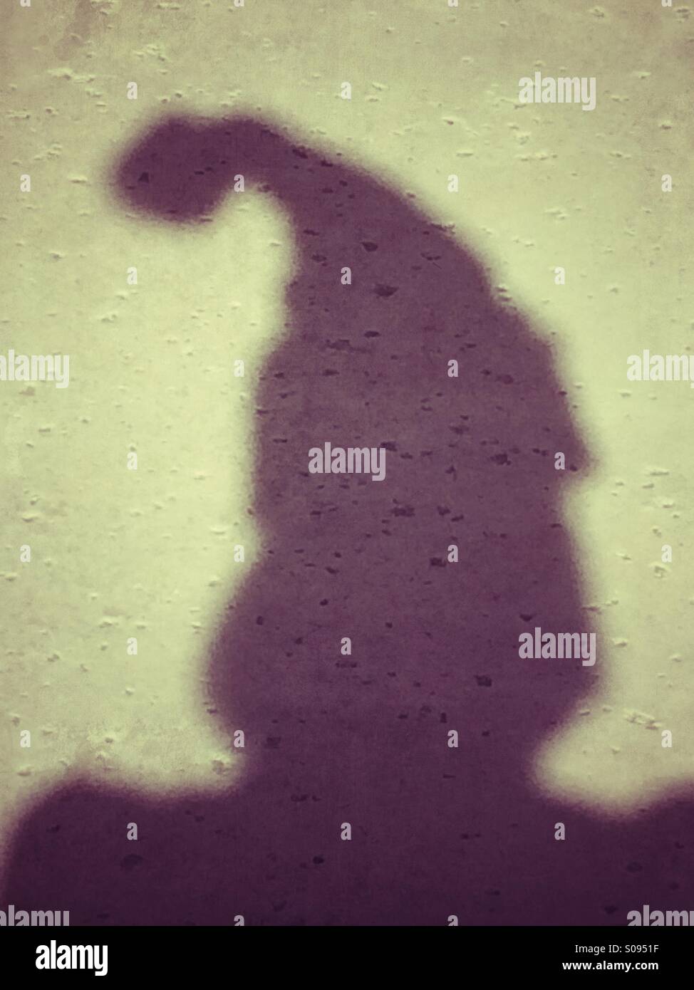 Schatten einer Frau einen Weihnachtsmann Hut - Smartphone-aufgenommenes Stockfoto