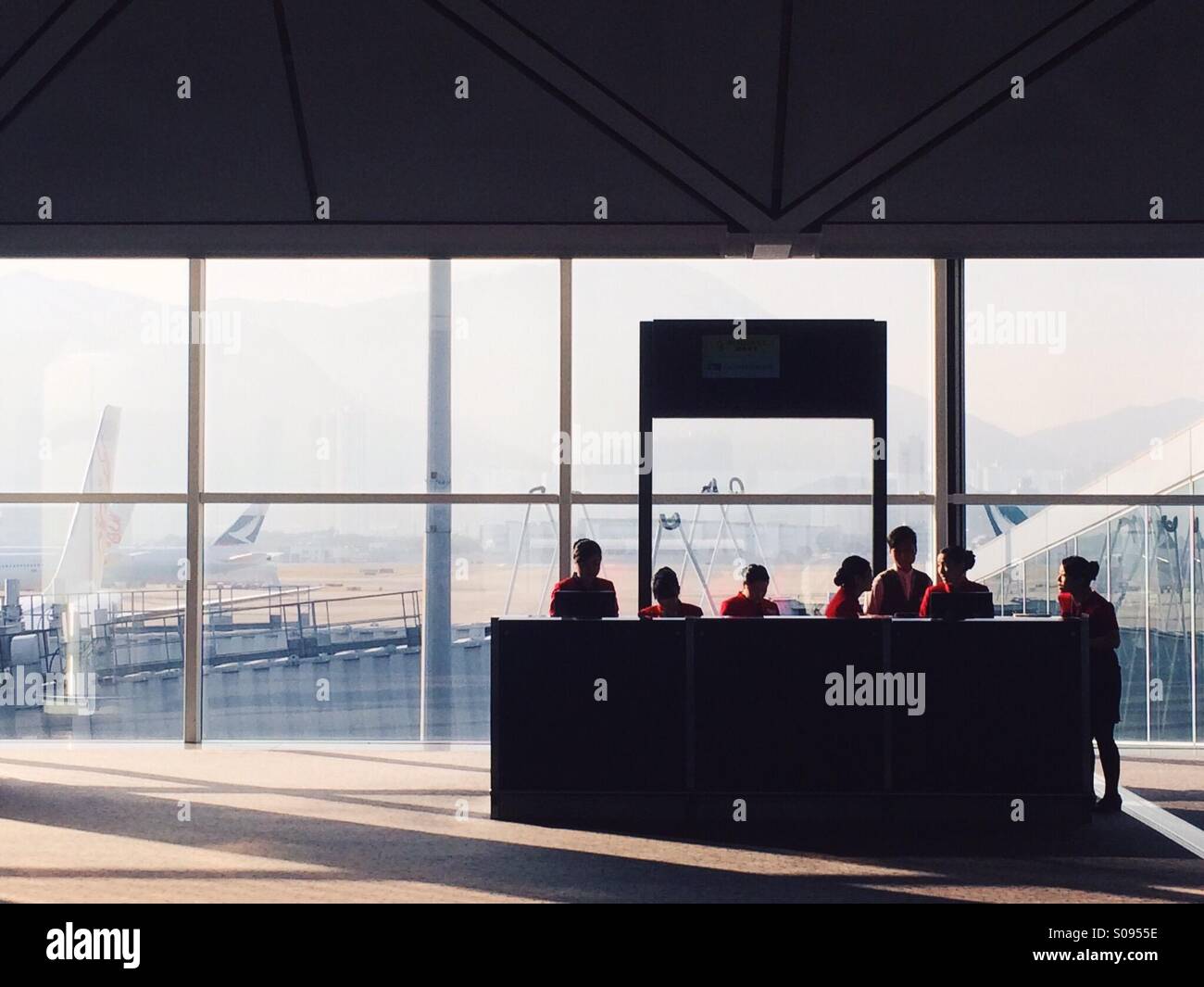 Flugbegleiter an der Pforte am Hong Kong international airport Stockfoto