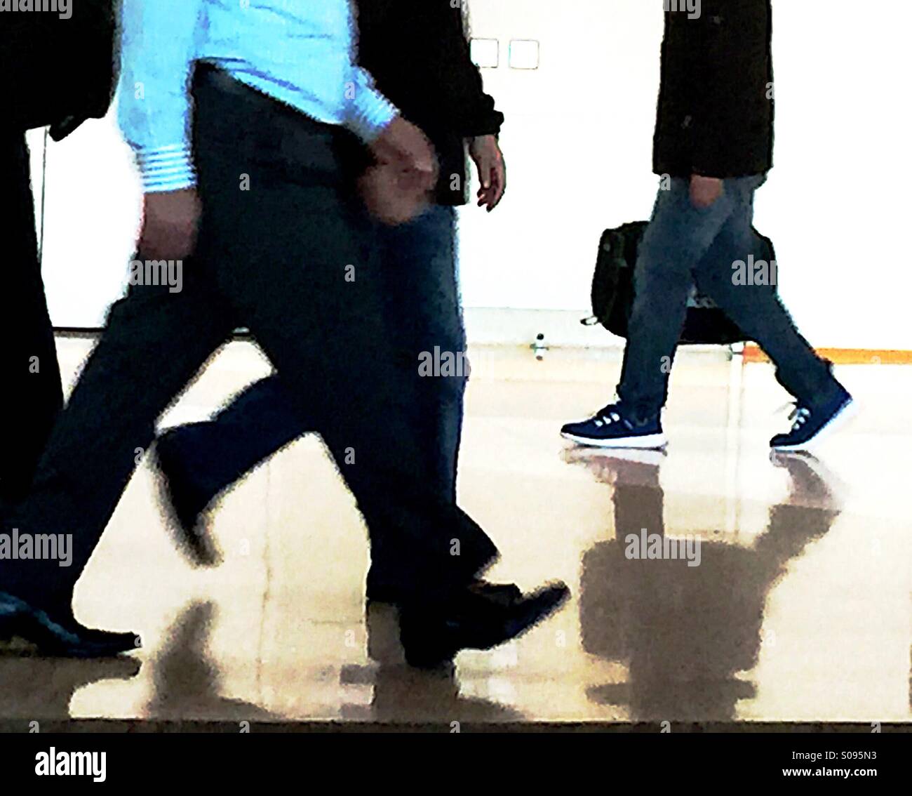 Reisende in einem Flughafen-terminal Stockfoto