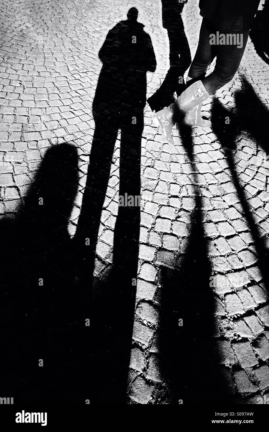 Shopper - Schatten von Menschen zu Fuß auf alten Kopfsteinpflaster - Smartphone-aufgenommenes Stockfoto