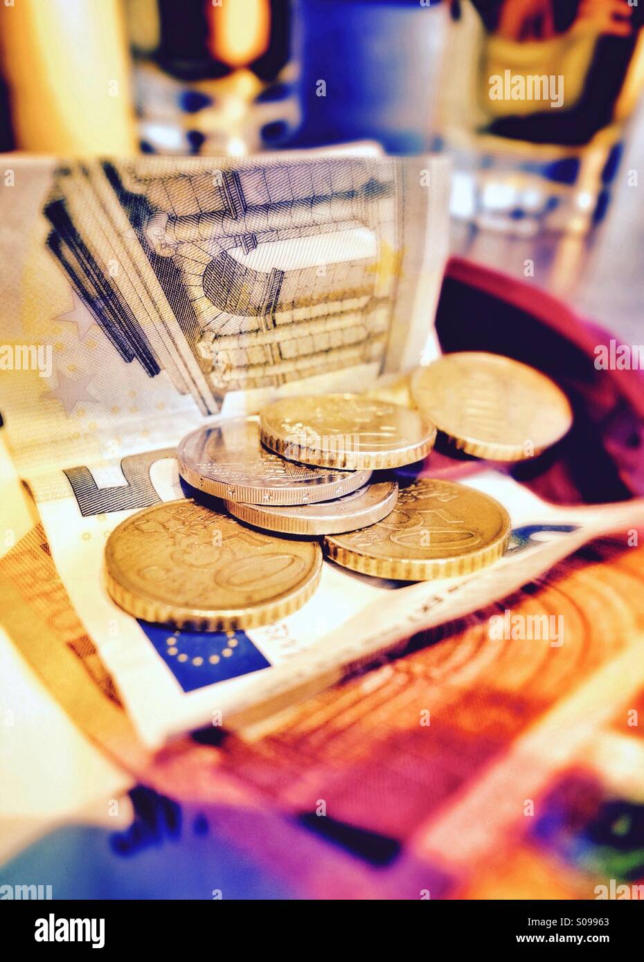 Zahlung einer Rechnung in Euro - Smartphone-aufgenommenes Stockfoto