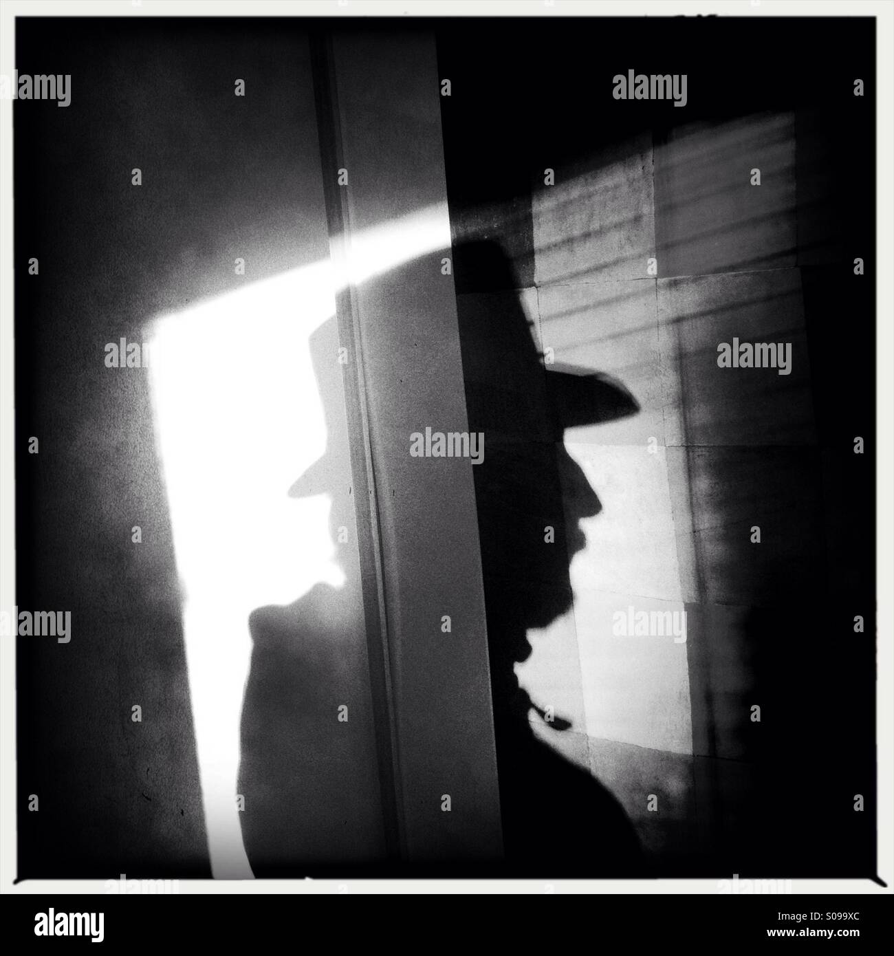 Schatten der Mann mit Hut Filmbild Noiré Stil Stockfoto
