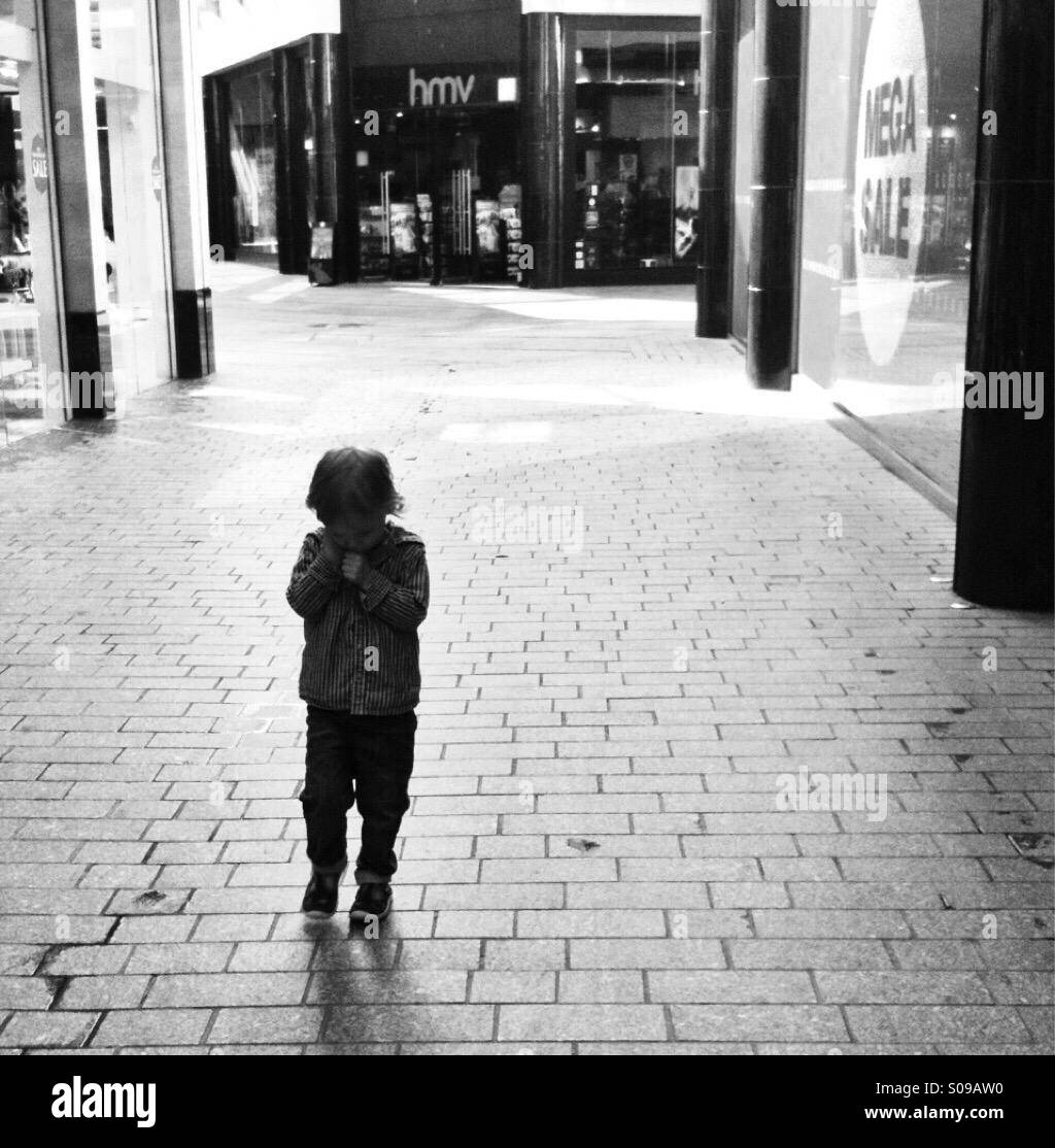 Junge allein zu Fuß in Exeter Stockfoto