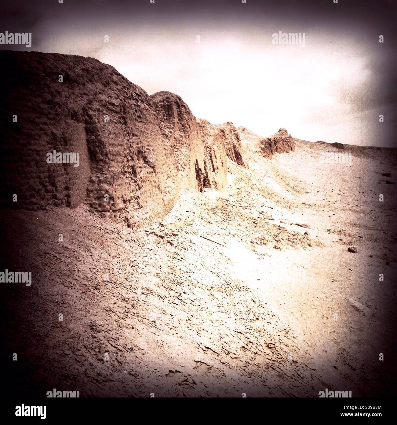 Adobe Stadtmauern umgeben eine verlorene Stadt in der Wüste Stockfoto