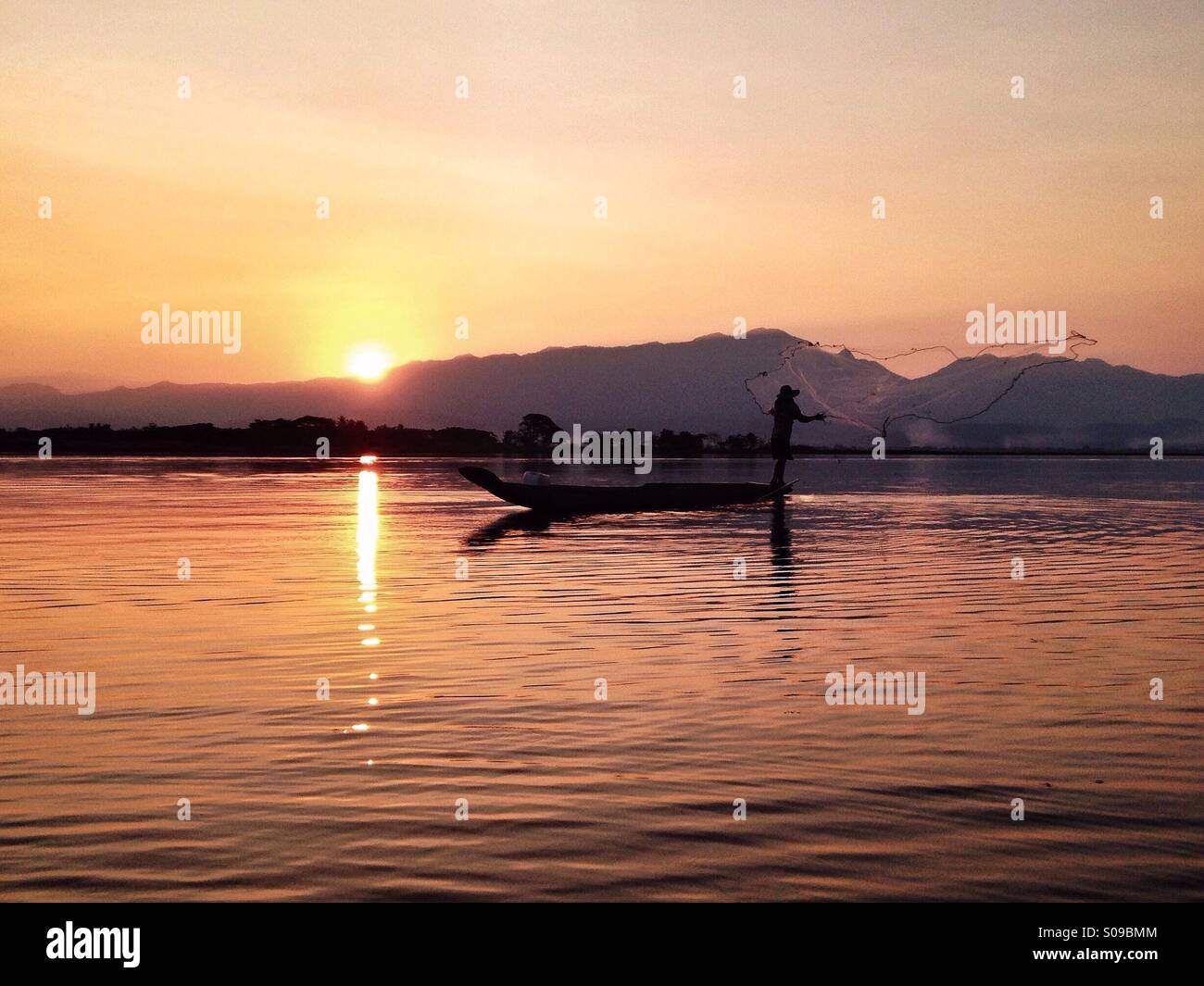 Ein echtes Gefühl der Ruhe umgibt den Betrachter als die Sonne untergeht über Kwan Phayao (Phayao See). Phayao, Thailand. Stockfoto