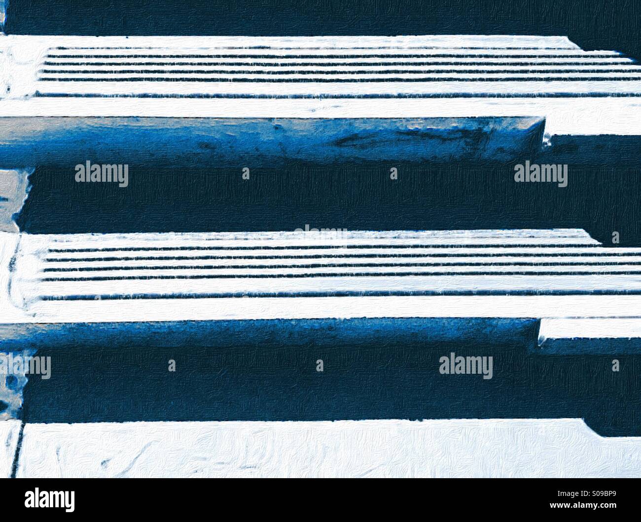 Blaue Schritte in einem sich wiederholenden Muster. Konzepte: Horizontal, Linien, skalierbar, lineare Formen, Geometrie. Keine Personen. Stockfoto