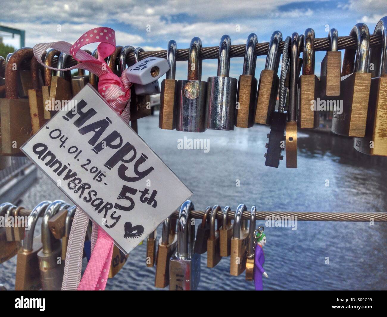 Romantische Note und Vorhängeschloss auf einer Brücke über den Fluss Yarra in Melbourne, Victoria, Australien. - Smartphone-aufgenommenes Stockfoto